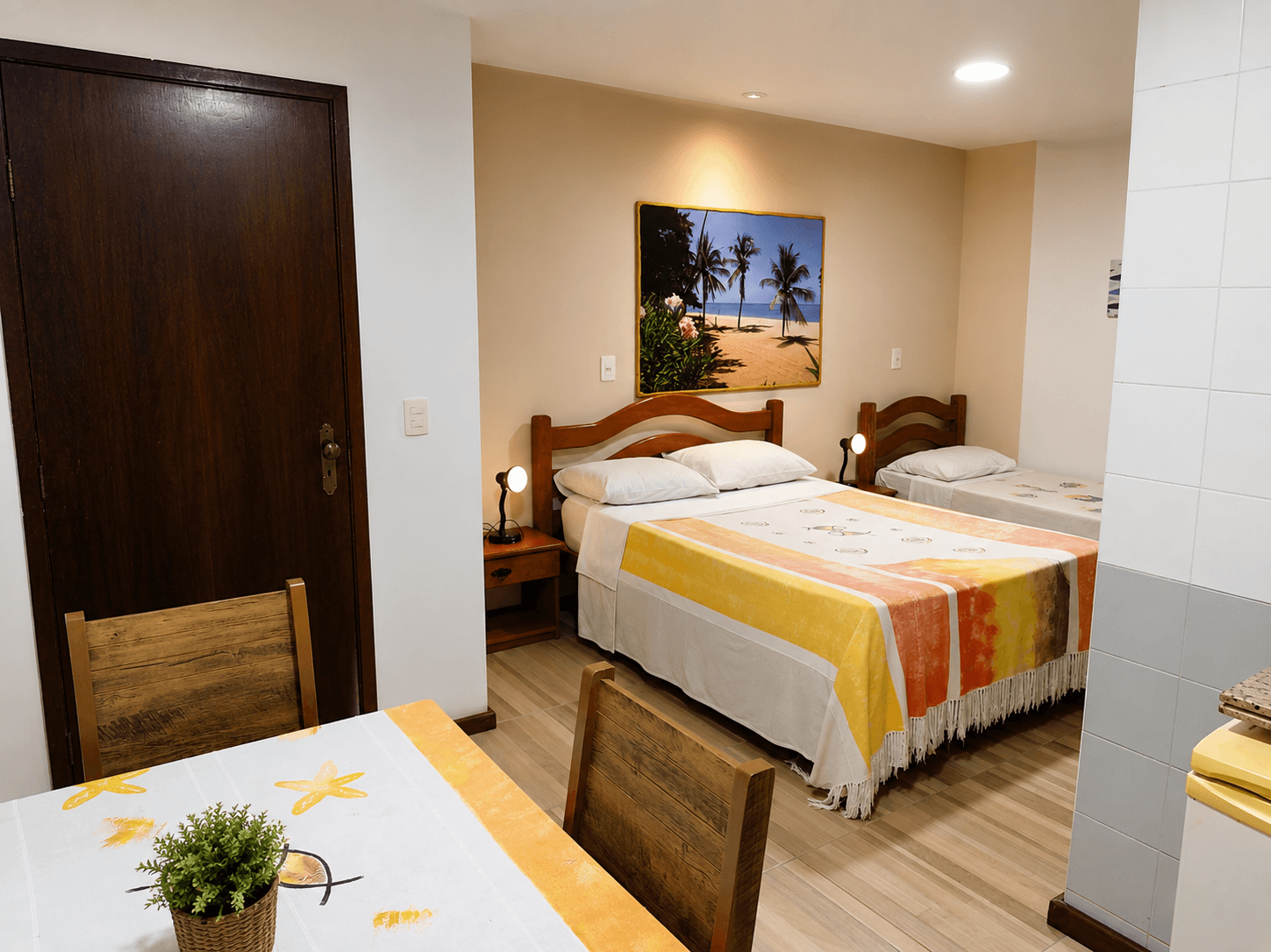 Quarto Lateral Triplo Standard da Pousada Poesia, com ambiente confortável e decoração acolhedora.