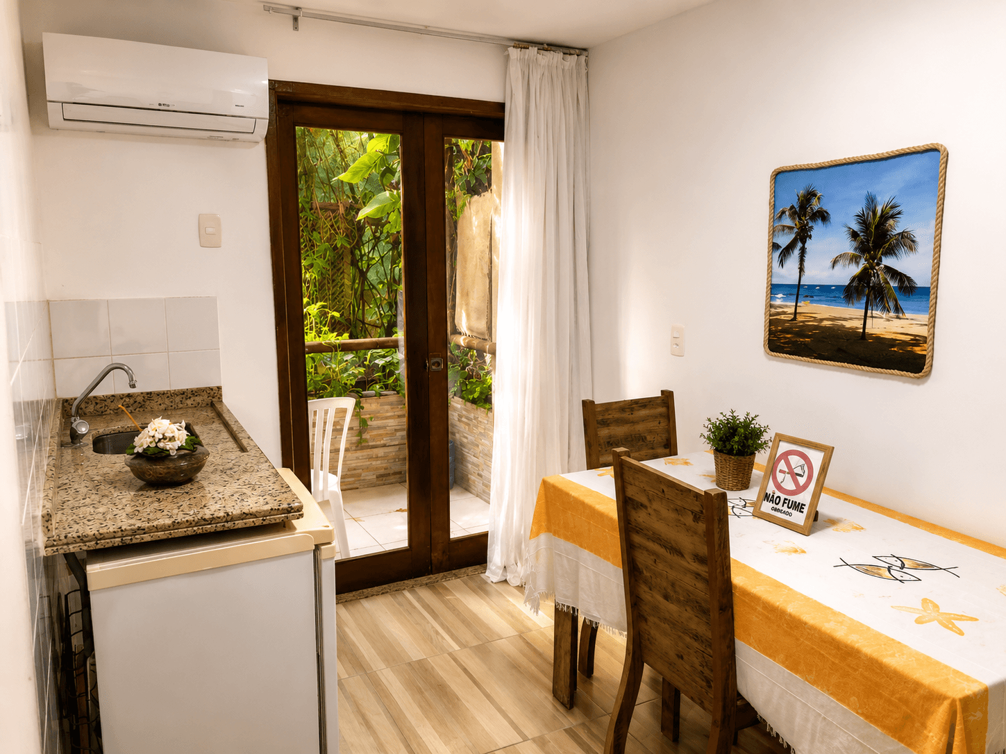 Quarto Lateral Triplo Standard da Pousada Poesia, com ambiente confortável e decoração acolhedora.