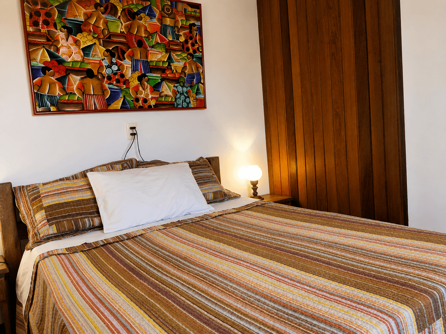 Quarto familiar da Pousada Poesia, com acomodação para até quatro pessoas e vista de frente para o mar.