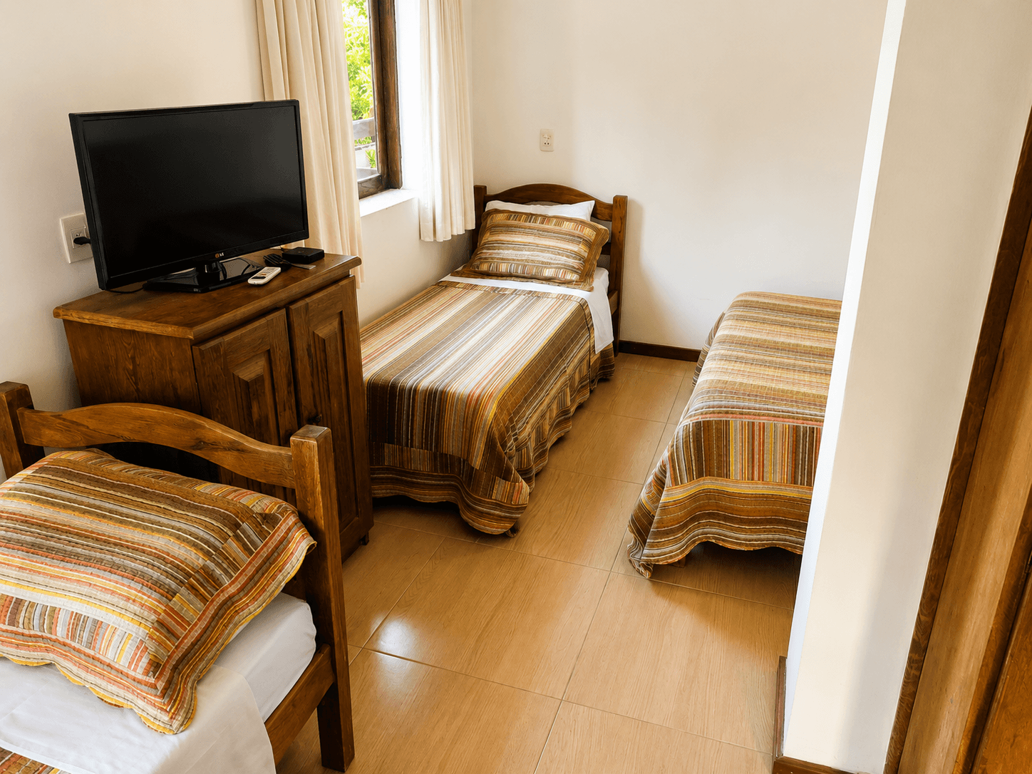 Quarto familiar da Pousada Poesia, com acomodação para até quatro pessoas e vista de frente para o mar.