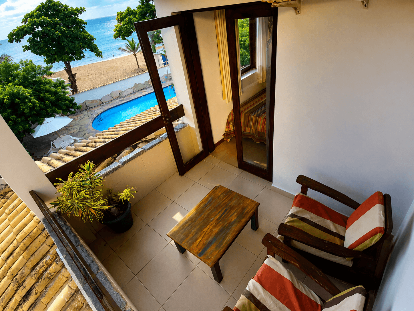 Quarto familiar da Pousada Poesia, com acomodação para até quatro pessoas e vista de frente para o mar.