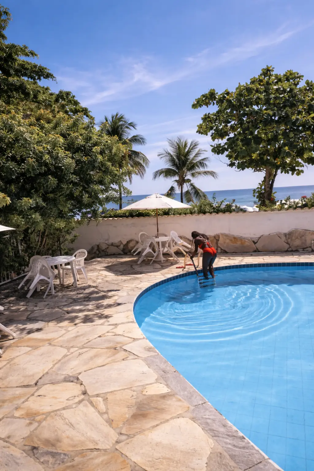 piscina limpa em pousada à beira-mar em Itapuã Salvador