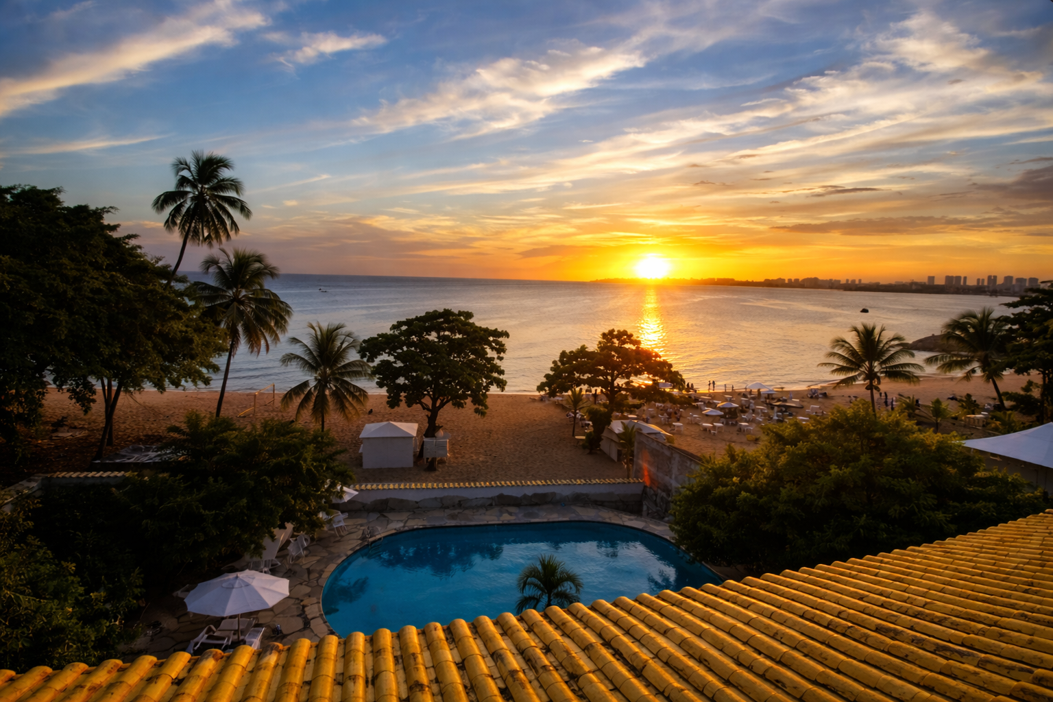 Pousada em Itapuã Salvador com piscina em frente à praia e vista do pôr do sol