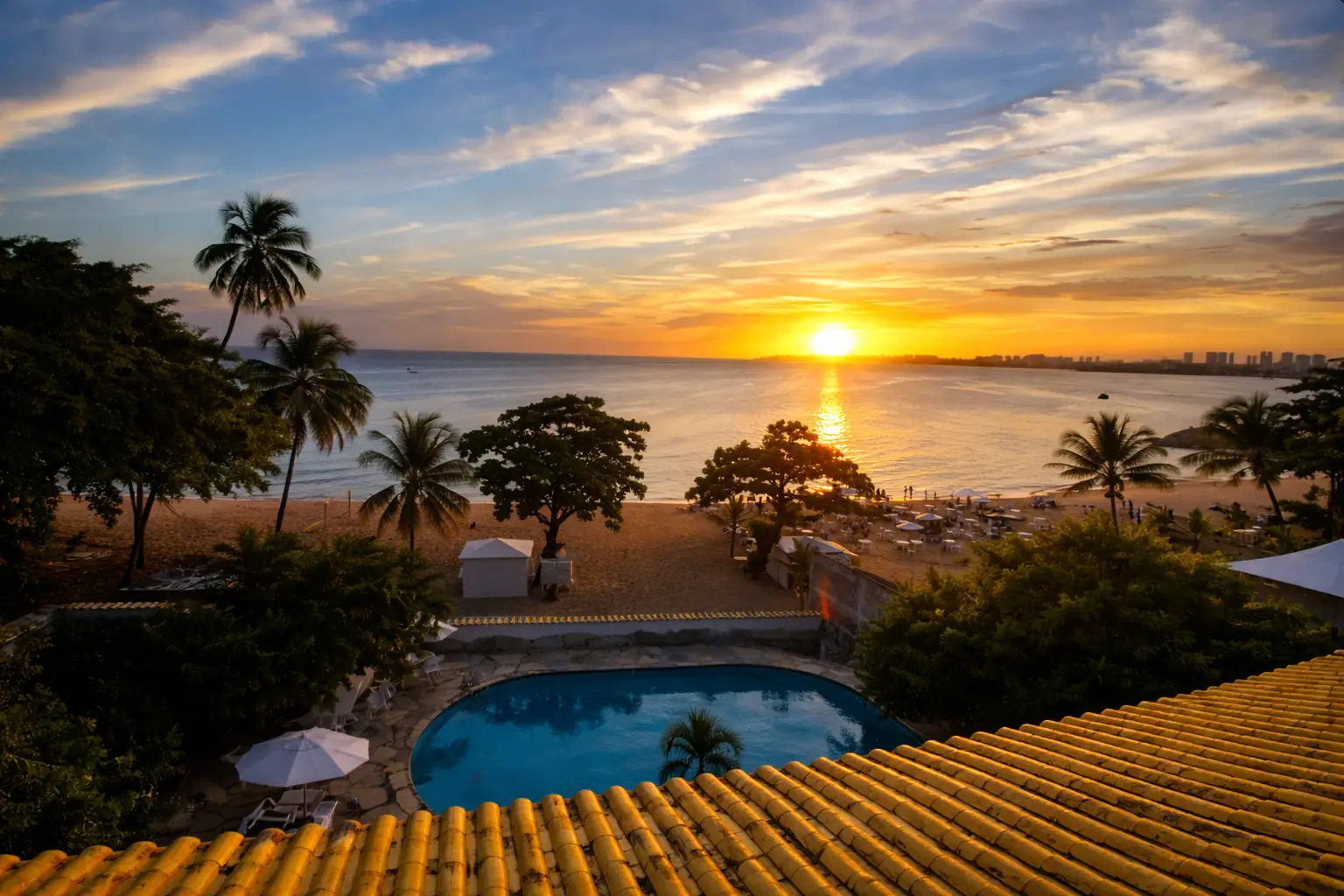 Pousada em Itapuã Salvador com piscina em frente à praia e vista do pôr do sol