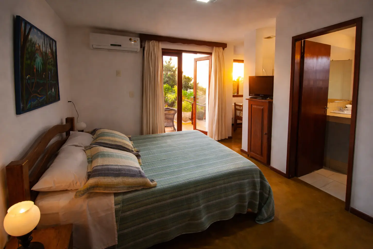 quarto de pousada em Itapuã Salvador com cama de casal e vista do pôr do sol