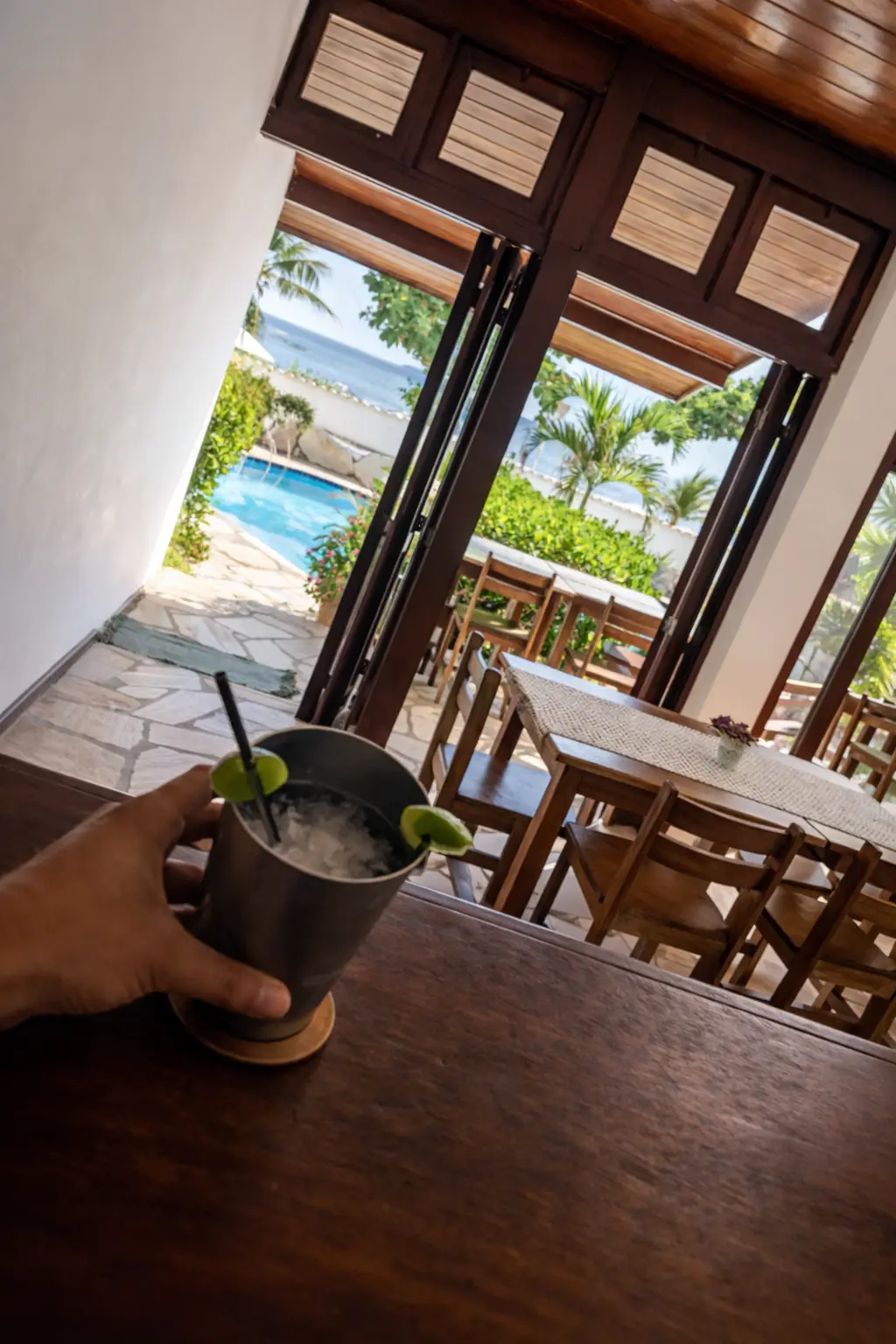 bebida tropical servida à beira-mar em pousada em Itapuã Salvador